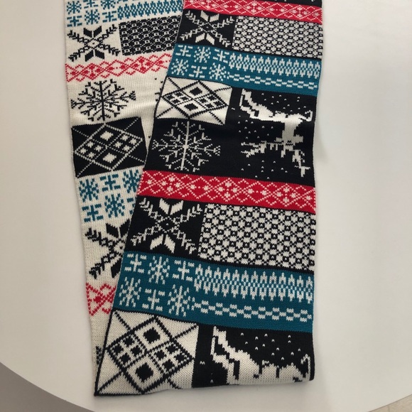 Scarf with Nordic Pattern - Picture 2 of 2